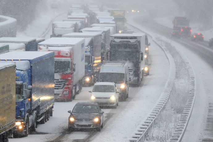 Cars stand in a traffic jam during heavy snow falls in Olpe, Germany, on December 6, 2013. (AFP Photo / DPA / Marius Becker / Germany out) 