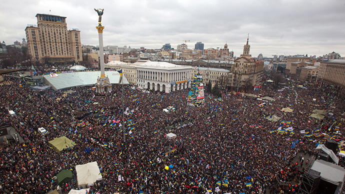 A view of protesters gathered for a mass rally called "The March of a Million" in Kiev's Independence Square on December 8, 2013. (AFP Photo / Inna Sokolovskaya)