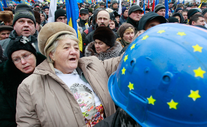 People attend a rally organized by supporters of EU integration at Maidan Nezalezhnosti or Independence Square in central Kiev, December 8, 2013 (Reuters / Gleb Garanich)