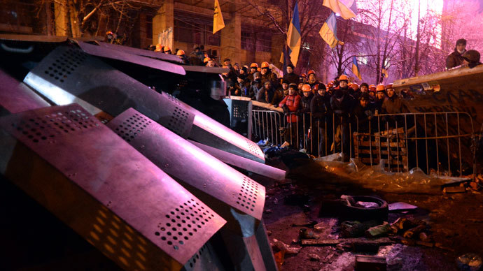 Protesters defend their barricades in front of riot policemen on Independence Square in Kiev, on December 11, 2013.(AFP Photo / Vasily Maximov)