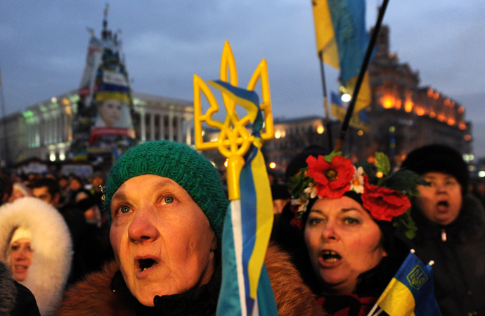 People shout slogans and wave Ukrainian and European Union flags during a mass rally on Independence Square in Kiev, on December 15, 2013. (AFP Photo / Viktor Drachev)