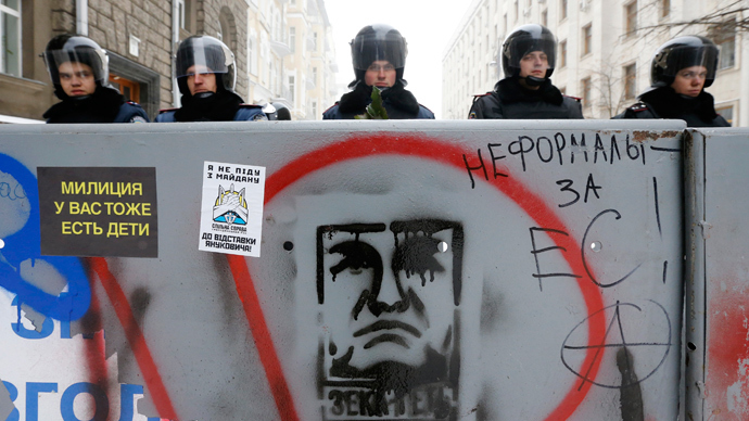 Interior Ministry personnel block a street in central Kiev, December 12, 2013. (Reuters / Alexander Demianchuk)