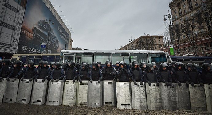 Interior ministry personnel stand guard opposite a barricade erected by supporters of EU integration during snowfall on a street in Kiev, December 9, 2013. (RIA Novosti / Alexey Kudenko)