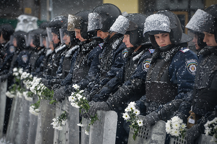 Military personnel of the Internal Troops on the cordoned Grushevskogo Street near the building of Ukrainian Presidential Administration in Kiev on December 9, 2013. (RIA Novosti / Alexey Kudenko)