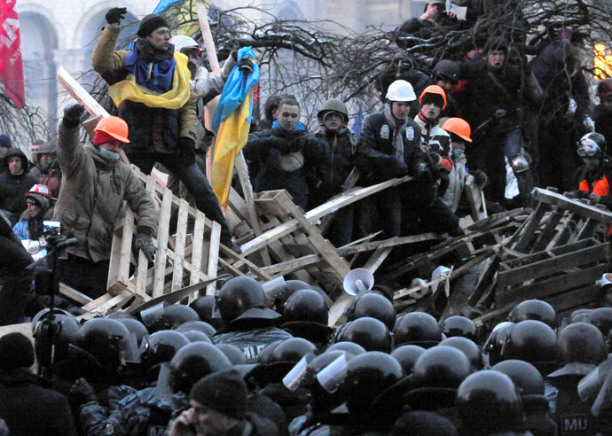 Anti-Yanukovych protesters defend their barricades in front of anti-riot police on Independence Square in Kiev, early on December 11, 2013. (AFP Photo/Viktor Drachev)