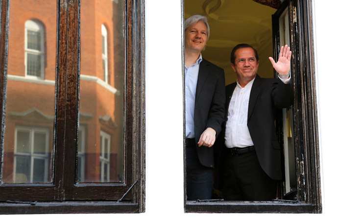 Ecuadurian Foreign Minister Ricardo Patino (R) and Wikileaks founder Julian Assange (L) appear at the window of the Ecuadorian embassy in central London on June 16, 2013 (AFP Photo/Andrew Cowie)