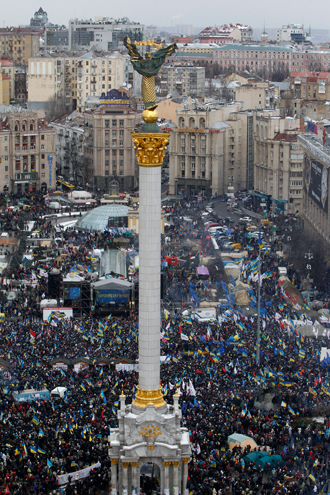 An aerial view shows Maidan Nezalezhnosti or Independence Square crowded by supporters of EU integration during a rally in central Kiev, December 8, 2013 (Reuters / Vasily Fedosenko)