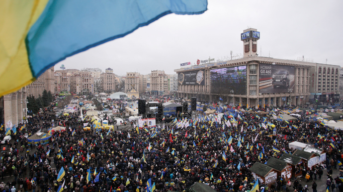 An aerial view shows Maidan Nezalezhnosti or Independence Square crowded by supporters of EU integration during a rally in central Kiev, December 8, 2013 (Reuters / Stoyan Nenov)