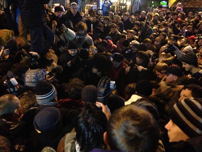 Protesters rush to get pieces of the granite Lenin statue as souvenirs (RT Photo / Lida Vasilevskaya)