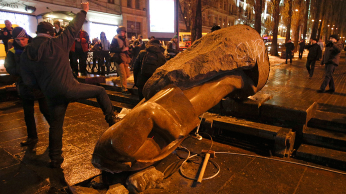 Protesters topple Lenin monument in Kiev, smash to pieces with hammers (PHOTOS)