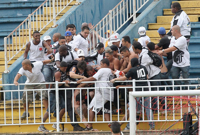 Vasco da Gama soccer fans beat up an Atletico Paranaense fan during their Brazilian championship match in Joinville in Santa Catarina state December 8, 2013. (Reuters / Carlos Moraes / Agencia O Dia)