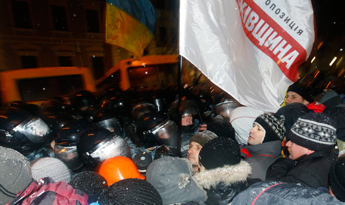 Pro-European integration protesters stand in front of riot police as they block the road near the presidential palace in Kiev, December 10, 2013 (Reuters / Vasily Fedosenko)