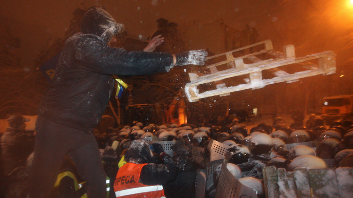 Police dismantle barricades in Kiev as tensions run high