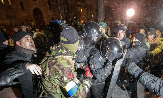  Protesters clash with riot police at the Viktor Yanukovich presidential office in Kiev on December 10, 2013. (AFP Photo/Dmitry Serebryakov)