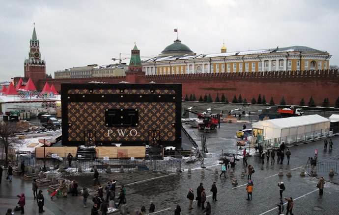 A Louis Vuitton suitcase pavilion installed on Red Square is dismantled. (RIA Novosti/Sergey Pyatakov)