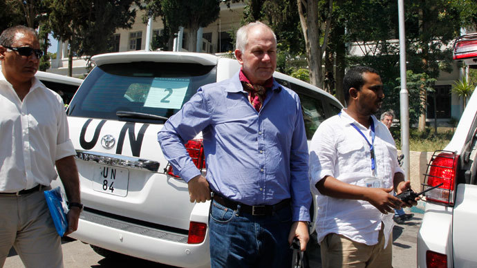 Ake Sellstrom (C), the head of a U.N. chemical weapons investigation team, stands outside Yousef al-Azma military hospital in Damascus August 30, 2013.(Reuters / Khaled al-Hariri)