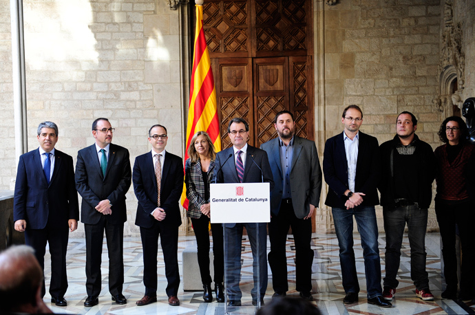 Head of the Catalunyan regional government Artur Mas (C) stands during a press conference on December 12, 2013 in Barcelona announcing that political parties in Catalonia agreed to hold a referendum on independence for the northeastern Spanish region on November 9, 2014 (AFP Photo / STR)