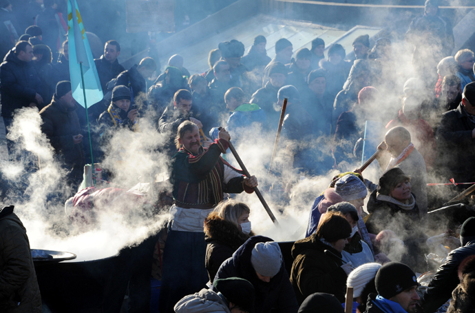 Pro-European Union opposition supporters cook on Independence Square in Kiev on December 14, 2013 (AFP Photo / Viktor Drachev)