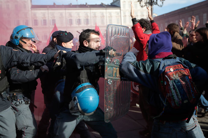 Students clash with police during a protest against the local government in downtown Turin on December 14, 2013. (AFP Photo / Marco Bertorello) 