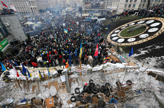 Pro-European intergration protesters stand behind a barricade at Independence Square in Kiev December 15, 2013. (Reuters / Alexander Demianchuk) 
