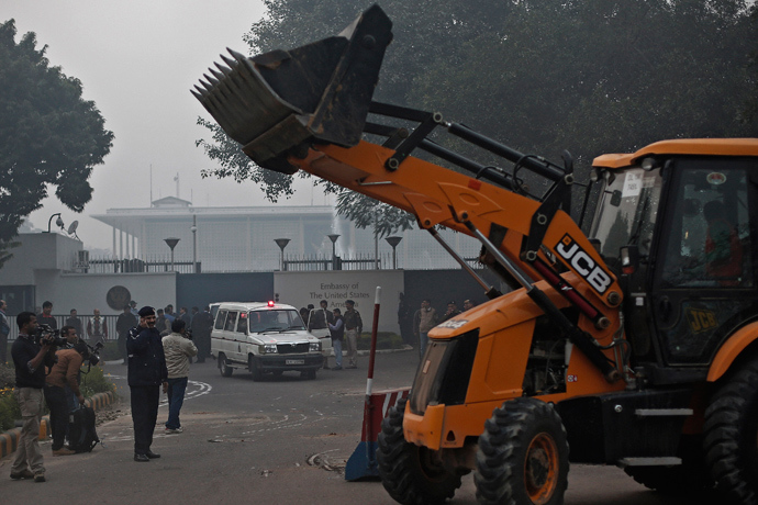 A bulldozer removes the security barriers in front of the U.S. embassy in New Delhi December 17, 2013 (Reuters / Adnan Abidi)