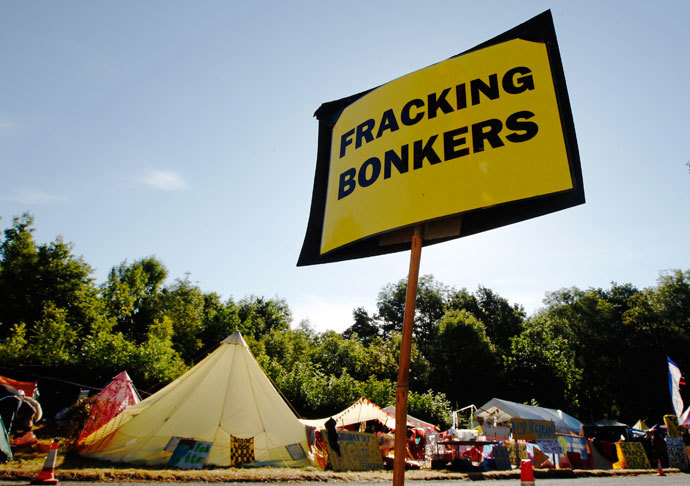 An anti-fracking sign is displayed at the protest camp by the entrance to a site run by Cuadrilla Resources, outside the village of Balcombe in southern England August 6, 2013.(Reuters / Luke MacGregor)