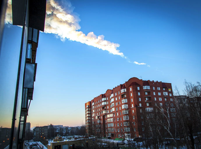 A meteorite trail is seen above a residential apartment block in the Urals city of Chelyabinsk, on February 15, 2013.(AFP Photo / Oleg Kargopolov)