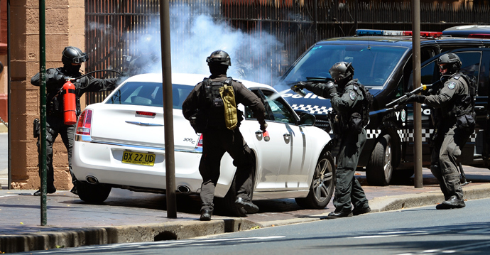 Armed police storm a car outside the New South Wales Parliament in Sydney on December 20, 2013 (AFP Photo / William West)