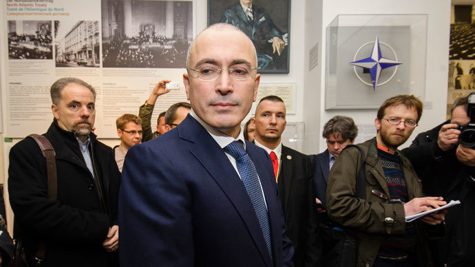 Former Russian oil tycoon Mikhail Khodorkovsky (C) arrives at the Wall Museum in Berlin on December 22, 2013 to give a press conference few days after he was released after 10 years of jail. (AFP Photo / Clemens Bilan)