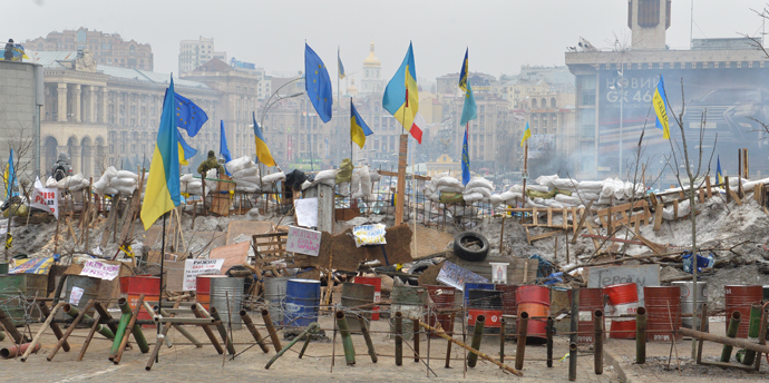 Photo shows a barricade set up on Independence Square as opposition protesters continue to occupy Kiev's central square on December 20, 2013 (AFP Photo / Sergey Supinsky)