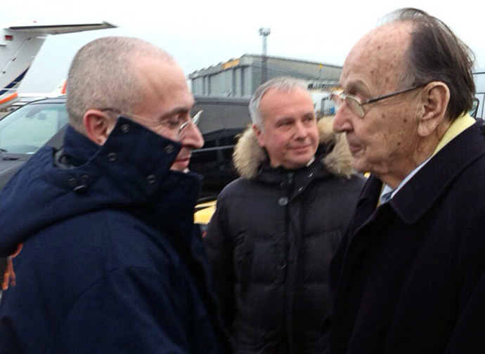 The former head of the Yukos oil company Mikhail Khodorkovsky, left, released from prison by a presidential pardon decree, as he was met at the Berlin-Schonefeld airport in Germany. Right - Former German Foreign Minister Hans-Dietrich Genscher. (RIA Novosti)