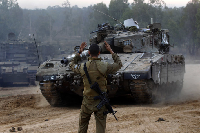 An Israeli soldier guides a tank at an Israeli Defnce Forces (IDF) staging area by the central Gaza border November 22, 2012. (Reuters/Yannis Behrakis)