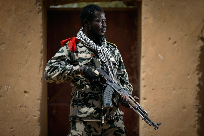 Malian army paratrooper Ousmane Sangare, aged 26, holds an AK-47 assault rifle in Gao north of Bamako (AFP Photo / Joel Saget)