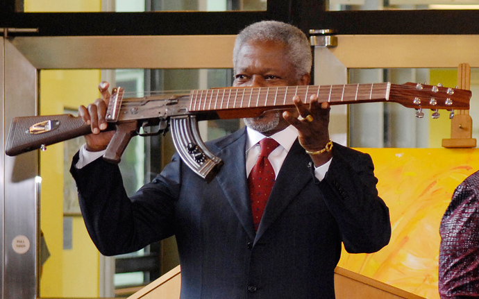 Former United Nations Secretary General Kofi Annan displays a AK47 gun transformed to a guitar at Vienna's U.N. headquarters September 11, 2007. (Reuters / Herwig Prammer)