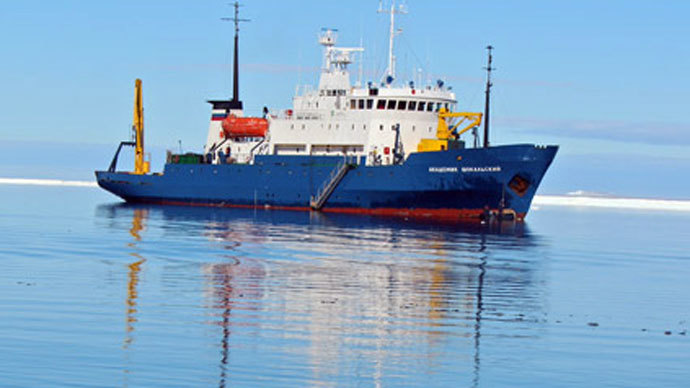 Australian ship stuck in Antarctic ice over Christmas, 70 on board