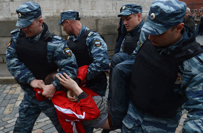 Police detains an activist in Moscow's Red Square protesting against the prosecution of opposition activists accused of the 2012 Bolotnaya Square riots.(RIA Novosti / Vladimir Astapkovich)