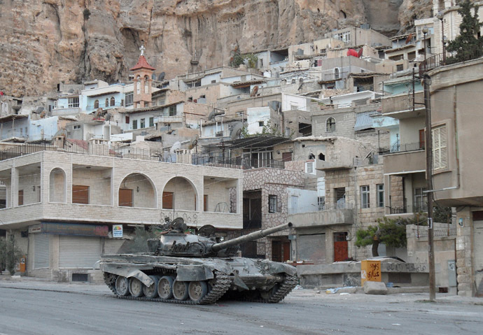 A Syrian army tank is seen in the Christian town of Maalula on September 11, 2013. (AFP Photo)