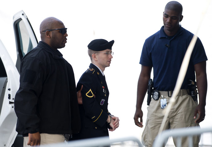 Fort Meade : Chelsea Manning arrives alongside military officials at a US military court facility to hear her sentence in his trial at Fort Meade, Maryland on August 21, 2013. (AFP Photo/Saul Loeb)