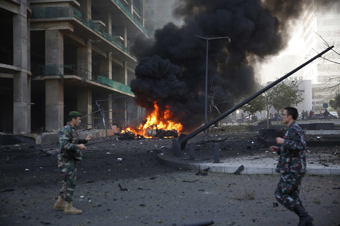 Lebanese army personnel run at the site of an explosion in Beirut's downtown area December 27, 2013. (Reuters/Steve Crisp)