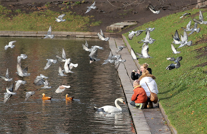 Moscow residents on a walk at Patriarshiye Ponds on November 6, 2013. The temperature in the city has set a new record for November 6. (RIA Novosti / Vitaliy Belousov)