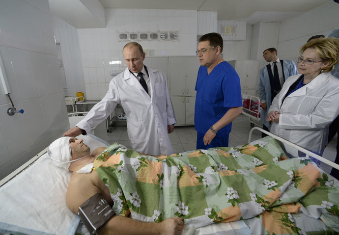 Russian President Vladimir Putin, far left, visits a clinic where Volgograd terror attack victims undergo treatment, January 1, 2014. Right - Russian Health Minister Veronika Skvortsova.(RIA Novosti / Aleksey Nikolskyi)