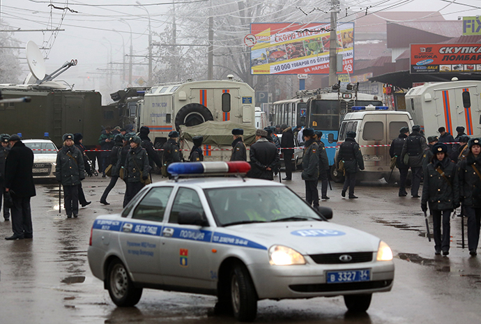 Agents of law enforcement and operative services work at the site of an explosion on a trolleybus near Kachinsky Market in Volgograd. (RIA Novosti / Kirill Braga)