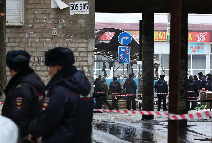 Agents of law enforcement and operative services work at the site of an explosion on a trolleybus near Kachinsky Market in Volgograd. (RIA Novosti / Kirill Braga)