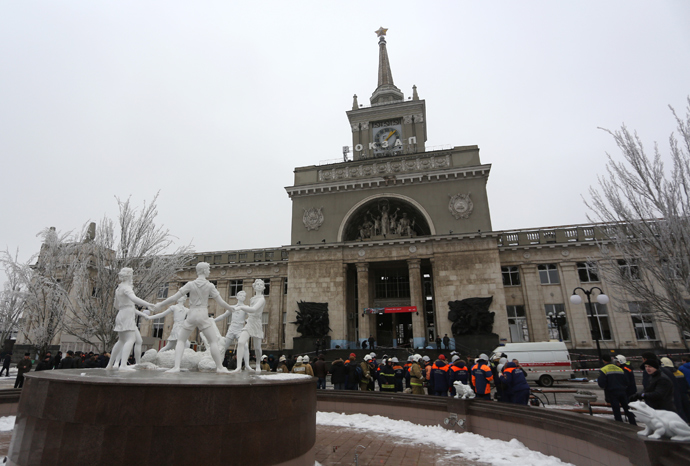 Investigators, police officers and emergency crews are seen at the site of the suicide bomber attack near the entrance to the train station in Volgograd (RIA Novosti / Sergey Braga)