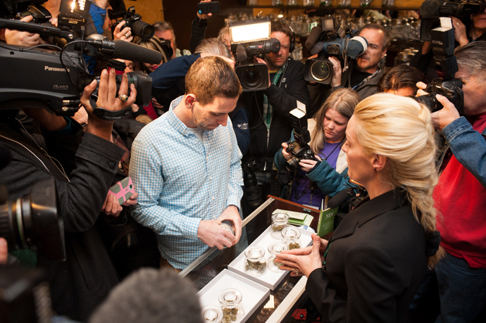 Sean Azzariti, a veteran of the Iraq war, prepares to make the first legal recreational marijuana purchase in Colorado from advocate Betty Aldworth at the 3-D Denver Discrete Dispensary on January 1, 2014 in Denver, Colorado (AFP Photo / Theo Stroomer)
