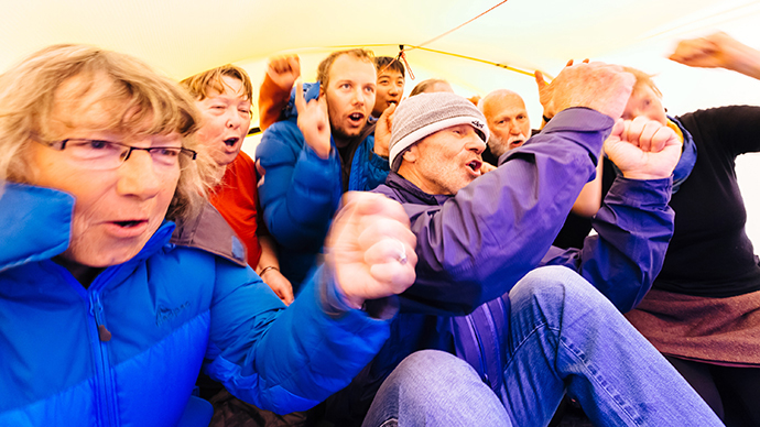 This image taken by expedition doctor Andrew Peacock of www.footloosefotography.com on January 1, 2014 shows passengers stranded on the MV Akademik Shokalskiy, still stuck in the ice off eastern Antarctica, sheltering in a tent lashed to the ships top deck as they sing a song they wrote streaming live on the Internet to mark in the new year. (AFP Photo)