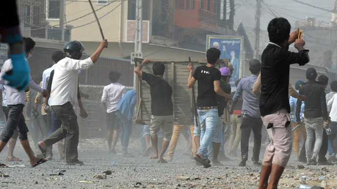 Cambodian protesters killed as police crack down on garment workers' rally (PHOTOS)