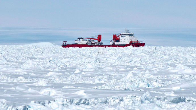 Chinese Antarctic vessel Xue Long (C) from the bridge of the Aurora Australis ship off Antarctica.(AFP Photo / Jessica Fitzpatrick)