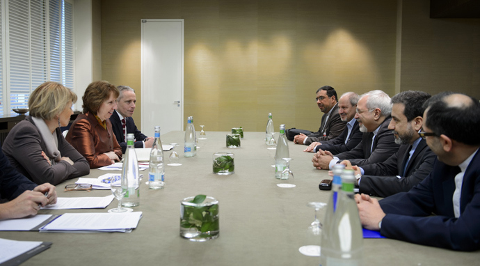 EU foreign policy chief Catherine Ashton (2nd L) and Iranian Foreign Minister Mohammad Javad Zarif (3rd R) attend talks over Iran's nuclear programme in Geneva on November 22, 2013 (AFP Photo)