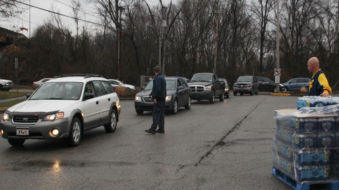 Water is distributed to residents at the South Charleston Community Center in Charleston, West Virginia, January 10, 2014 (Reuters / Lisa Hechesky)